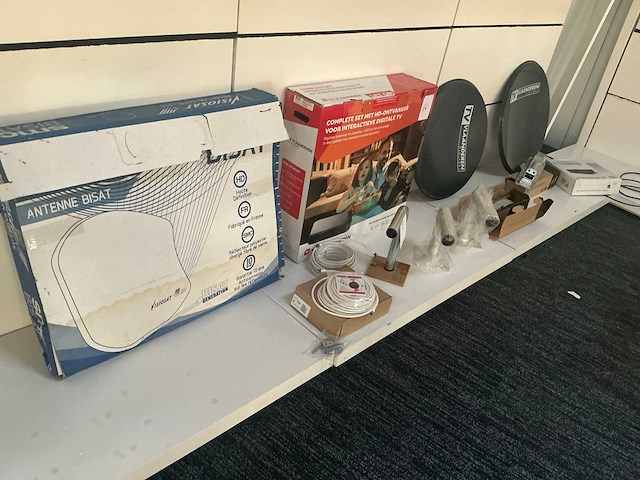 Diverse satelliet toebehoren - afbeelding 1 van  7