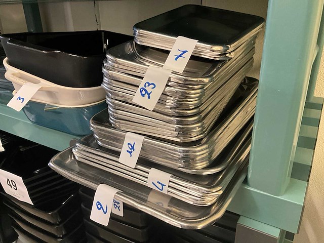 Diverse schalen kommen en kookpotten - afbeelding 3 van  8