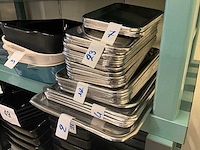 Diverse schalen kommen en kookpotten - afbeelding 3 van  8