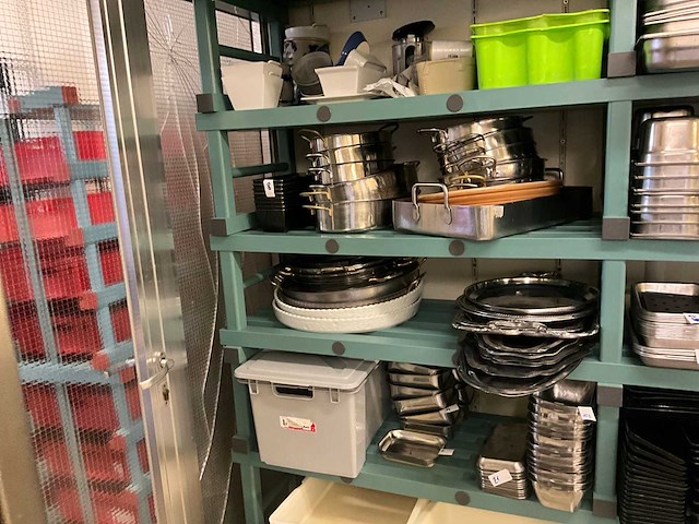 Diverse schalen kommen en kookpotten - afbeelding 1 van  8