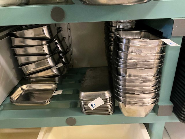 Diverse schalen kommen en kookpotten - afbeelding 4 van  8