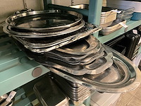 Diverse schalen kommen en kookpotten - afbeelding 5 van  8