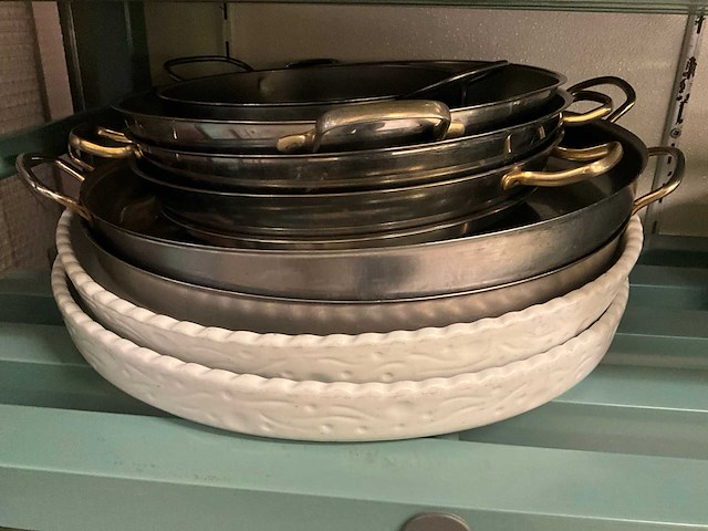 Diverse schalen kommen en kookpotten - afbeelding 6 van  8