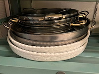 Diverse schalen kommen en kookpotten - afbeelding 6 van  8