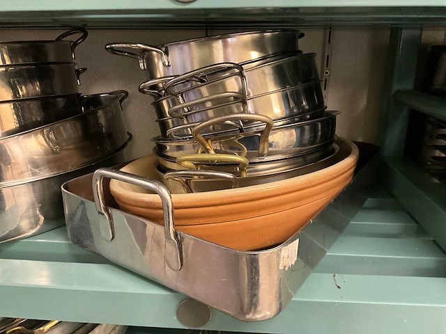 Diverse schalen kommen en kookpotten - afbeelding 7 van  8