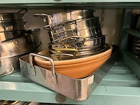 Diverse schalen kommen en kookpotten - afbeelding 7 van  8