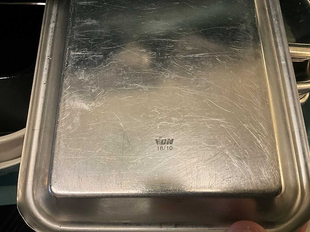 Diverse schalen kommen en kookpotten - afbeelding 3 van  5