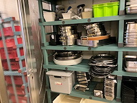 Diverse schalen kommen en kookpotten - afbeelding 1 van  5