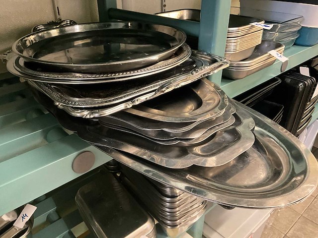 Diverse schalen kommen en kookpotten - afbeelding 4 van  5