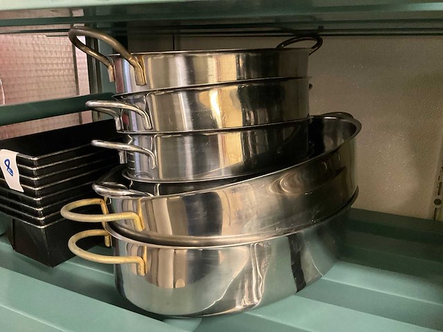 Diverse schalen kommen en kookpotten - afbeelding 5 van  5