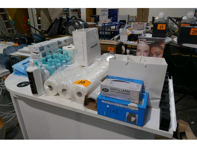 Diverse schoonheidsprodukten - afbeelding 1 van  6