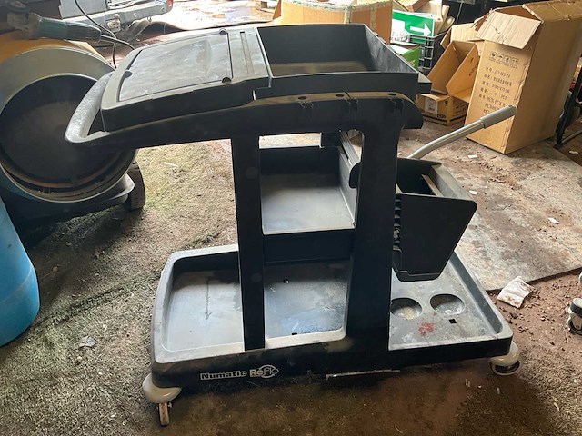 Diverse schoonmaakwagens - afbeelding 1 van  1