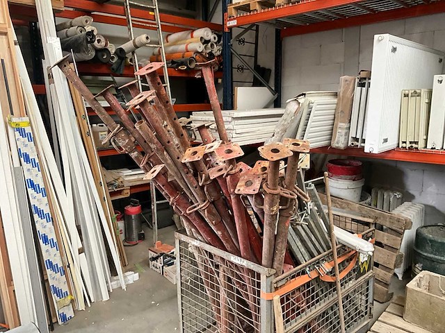 Diverse schroefstempels en steunen - afbeelding 1 van  9