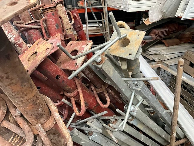 Diverse schroefstempels en steunen - afbeelding 5 van  9