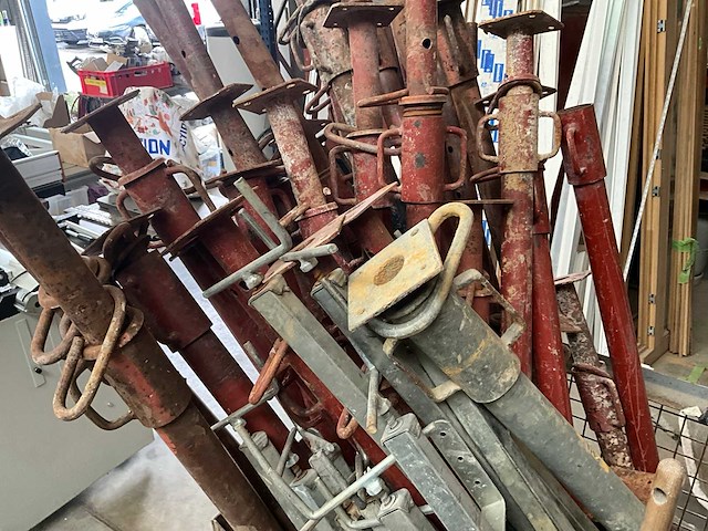 Diverse schroefstempels en steunen - afbeelding 8 van  9