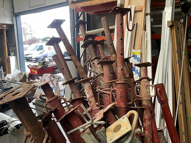 Diverse schroefstempels en steunen - afbeelding 9 van  9