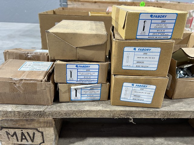 Diverse schroeven, bouten, moeren, pluggen - afbeelding 3 van  12