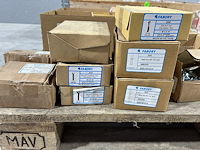 Diverse schroeven, bouten, moeren, pluggen - afbeelding 3 van  12