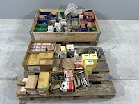 Diverse schroeven, bouten, moeren, pluggen - afbeelding 1 van  12