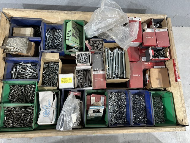 Diverse schroeven, bouten, moeren, pluggen - afbeelding 5 van  12