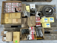 Diverse schroeven, bouten, moeren, pluggen - afbeelding 6 van  12