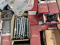 Diverse schroeven, bouten, moeren, pluggen - afbeelding 8 van  12