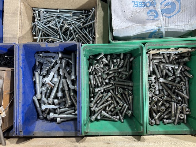 Diverse schroeven, bouten, moeren, pluggen - afbeelding 9 van  12