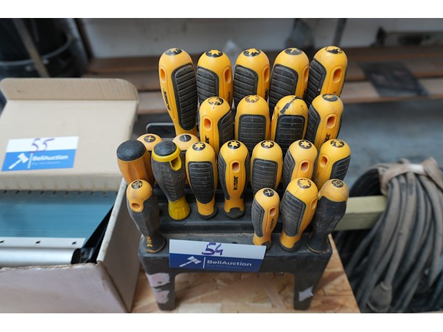 Diverse schroevendraaiers in rekje - afbeelding 1 van  4