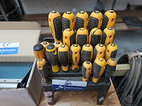 Diverse schroevendraaiers in rekje - afbeelding 1 van  4