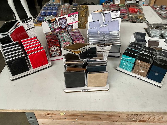 Diverse sigaret cases in display - afbeelding 1 van  6