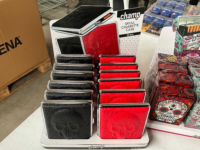 Diverse sigaret cases in display - afbeelding 6 van  6