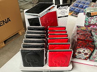 Diverse sigaret cases in display - afbeelding 6 van  6
