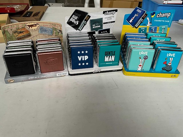 Diverse sigaretten cases in display - afbeelding 1 van  4