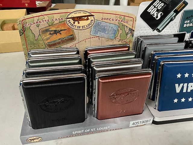 Diverse sigaretten cases in display - afbeelding 2 van  4