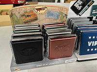 Diverse sigaretten cases in display - afbeelding 2 van  4