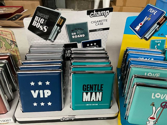 Diverse sigaretten cases in display - afbeelding 3 van  4
