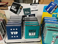 Diverse sigaretten cases in display - afbeelding 3 van  4