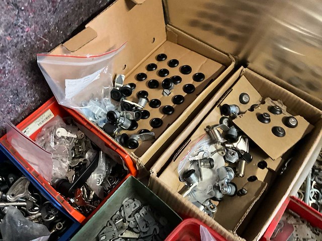 Diverse sloten met sleutels - afbeelding 6 van  6