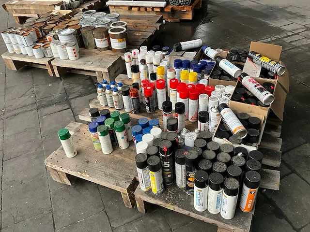 Diverse smeer- en reinigingsmiddelen - afbeelding 1 van  14
