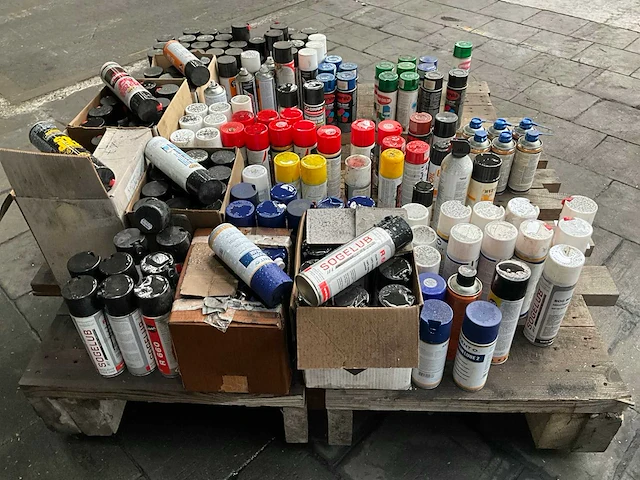 Diverse smeer- en reinigingsmiddelen - afbeelding 11 van  14