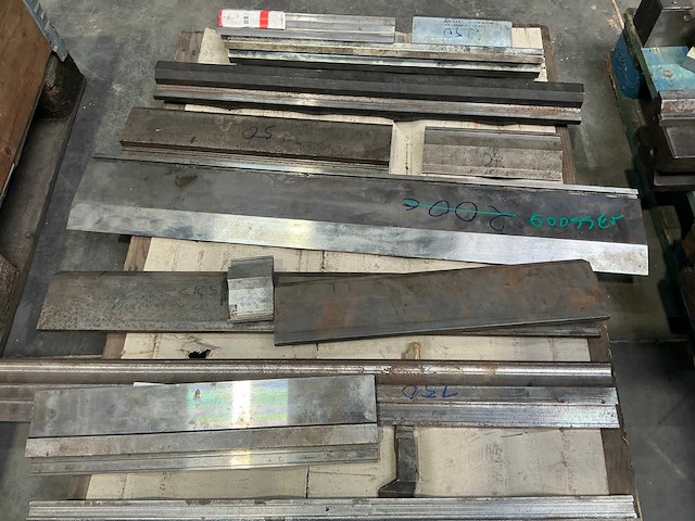 Diverse snijmessen voor plaatschaarmachine - afbeelding 1 van  2