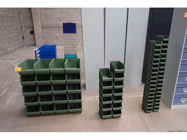 Diverse stapelbakken in kunstof - afbeelding 1 van  4