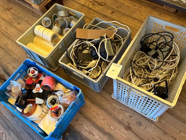 Diverse stekkerdozen, verlengkabels en tape - afbeelding 1 van  5
