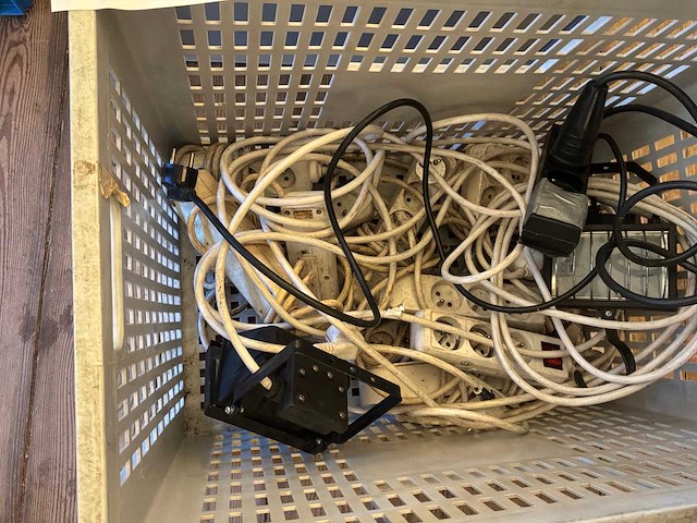 Diverse stekkerdozen, verlengkabels en tape - afbeelding 2 van  5