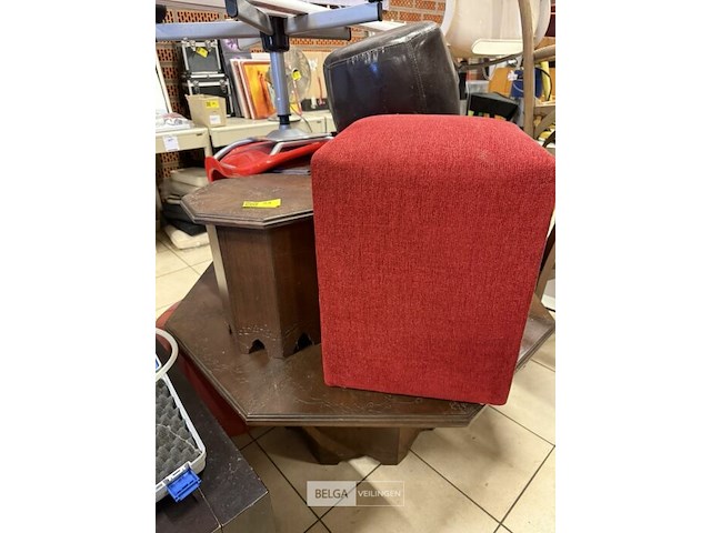Diverse stoelen en tafeltjes - afbeelding 1 van  3