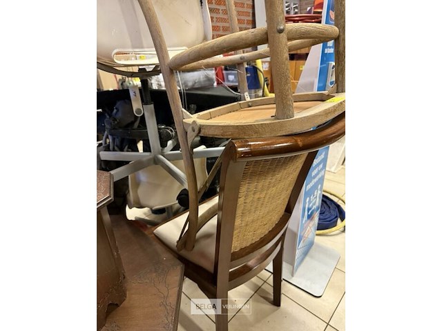 Diverse stoelen en tafeltjes - afbeelding 2 van  2