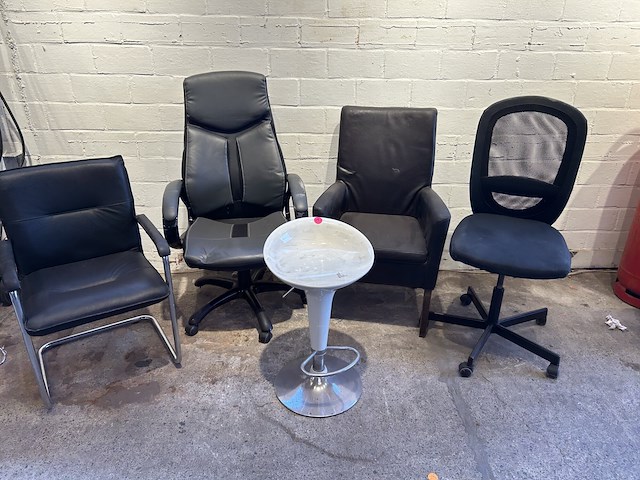 Diverse stoelen - afbeelding 1 van  1