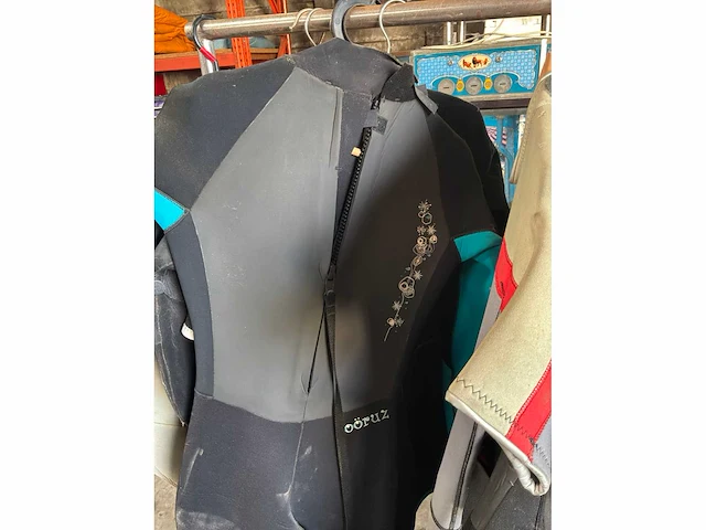 Diverse surfpakken en shirts (30x) - afbeelding 2 van  10