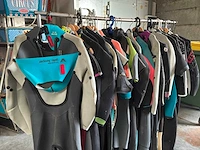 Diverse surfpakken en shirts (30x) - afbeelding 1 van  10