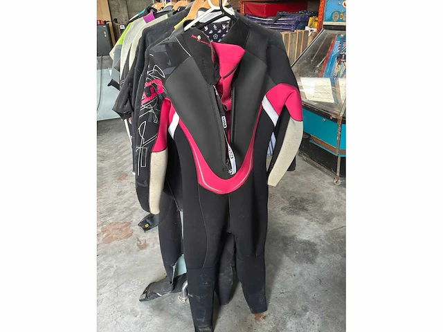 Diverse surfpakken en shirts (30x) - afbeelding 5 van  10